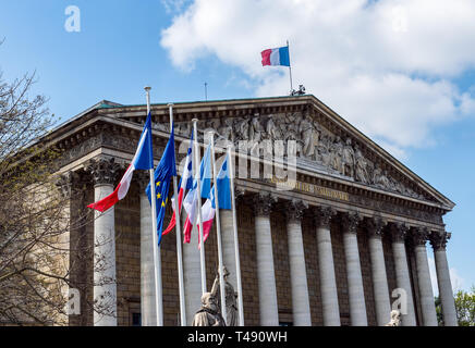 Die französischen und europäischen Flaggen im Wind vor der Nationalversammlung Stockfoto