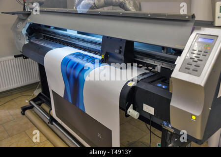 Kiew, Ukraine - 28. MÄRZ 2018: Large Format Printing Machine in Gamma Print Typografie. Typographie ist die Technik der Vermittlung Typ geschrieben zu machen Stockfoto