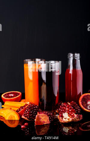 Flaschen mit verschiedenen bunten Smoothies. Gesunder Lebensstil Stockfoto