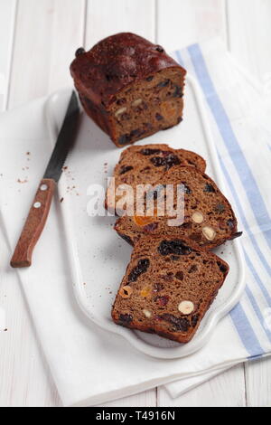 Fruchtebrot, traditionelle österreichische und deutsche Obst Brot mit Rosinen, Haselnüsse, und andere Früchte Stockfoto