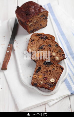 Fruchtebrot, traditionelle österreichische und deutsche Obst Brot mit Rosinen, Haselnüsse, und andere Früchte Stockfoto