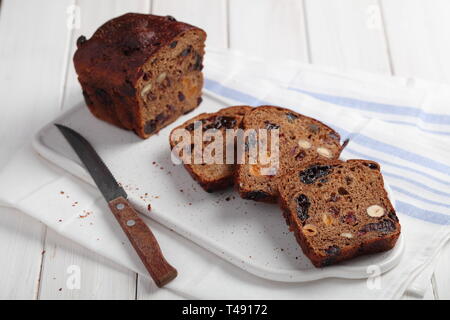 Fruchtebrot, traditionelle österreichische und deutsche Obst Brot mit Rosinen, Haselnüsse, und andere Früchte Stockfoto