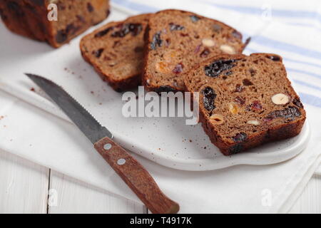 Fruchtebrot, traditionelle österreichische und deutsche Obst Brot mit Rosinen, Haselnüsse, und andere Früchte Stockfoto