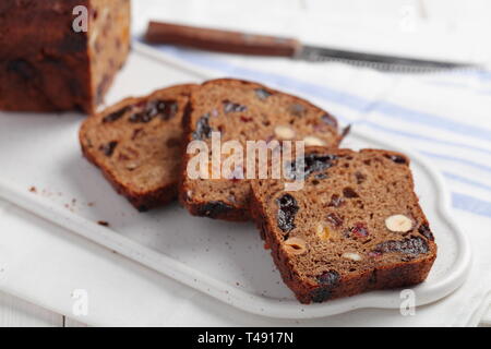 Fruchtebrot, traditionelle österreichische und deutsche Obst Brot mit Rosinen, Haselnüsse, und andere Früchte Stockfoto