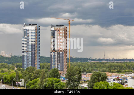 Kiew, Ukraine - 18. MAI 2018: Panoramablick auf das Stadtbild mit neu gebauten modernen Wohngebäuden in den Dnepr Ufer in der Nähe der U-Bahn Levoberegnaya Stockfoto