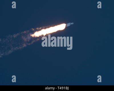 Eine SpaceX Falcon schwere Rakete Durchführung der saudi-arabischen Arabsat 6A Kommunikation Sat-Knalle weg vom Kennedy Space Center April 11, 2019 in Cape Canaveral, Florida. Dies ist der erste kommerzielle Start der massiven 27-Motor Koloss, der derzeit leistungsstärkste Rakete jetzt auf der Erde. Stockfoto