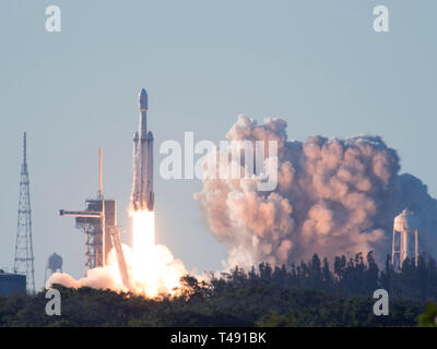 Eine SpaceX Falcon schwere Rakete Durchführung der saudi-arabischen Arabsat 6A Kommunikation Sat-Knalle weg vom Kennedy Space Center April 11, 2019 in Cape Canaveral, Florida. Dies ist der erste kommerzielle Start der massiven 27-Motor Koloss, der derzeit leistungsstärkste Rakete jetzt auf der Erde. Stockfoto