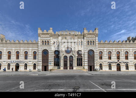 Baku, Aserbaidschan - 15. Juli 2018: Hauptgebäude der aserbaidschanischen Eisenbahn in der Nähe von 28. Mai station in Baku, Aserbaidschan. Stockfoto