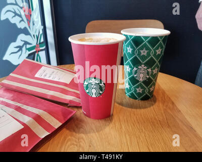 MONTREAL, KANADA - 18. NOVEMBER 2018: Starbucks Kaffee und Latte mit Caramel auf einen Tisch. Starbucks ist ein US-amerikanischer Kaffee und Kaffeehaus Chai Stockfoto