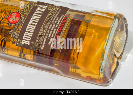 Kiew, Ukraine - November 11, 2018: Burshtinivka ukrainische Wodka mit Amber und Bernsteinsäure Flasche Nahaufnahme. Stockfoto