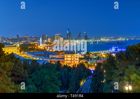 Skyline von Baku, Aserbaidschan und dem Kaspischen Meer. Stockfoto