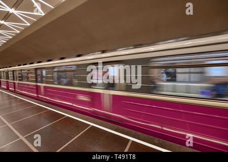Baku, Aserbaidschan - 15. Juli 2018: Zug, der am 28. Mai U-Bahnhof in der Stadt Baku, Aserbaidschan. Stockfoto