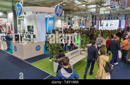 Kiew, Ukraine - April 06, 2019: die Menschen besuchen Hewlett-Packard stand, amerikanische multinationale IT-Unternehmen in CEE 2019, größte con Stockfoto