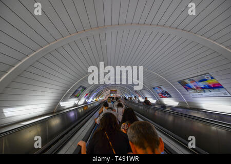 Baku, Aserbaidschan - 15. Juli 2018: U-Bahnhof in der Stadt Baku, Aserbaidschan. Stockfoto