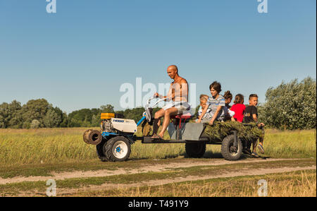 - KONCHA ZASPA, UKRAINE - Juli 30, 2017: unbekannter Mann rollen Kinder auf einem mini Traktor. Koncha-Zaspa ist ein historisches Viertel von Kiew. In den 192 Stockfoto