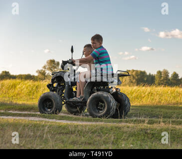 - KONCHA ZASPA, UKRAINE - Juli 30, 2017: Unbekannte Kinder Fahrt mit dem Quad. Koncha-Zaspa ist ein historisches Viertel von Kiew. In den zwanziger Jahren Die territ Stockfoto