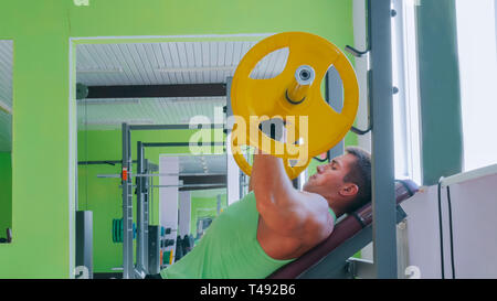 Athletischen jungen Mann Übungen mit Langhantel im Fitnessstudio, Fitness Club Stockfoto