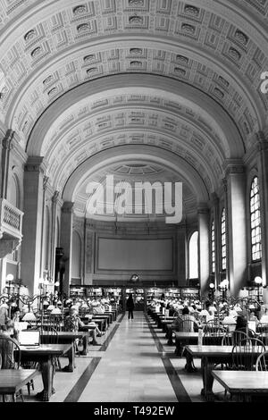 Schwarz-weiß Foto von der Boston Public Library's Hall. Boston, MA Stockfoto