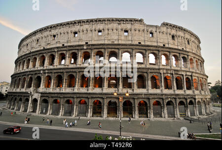 Das Kolosseum (oder Kolosseum). Außerhalb Weitwinkel Panoramaaussicht, Rom Italien Stockfoto