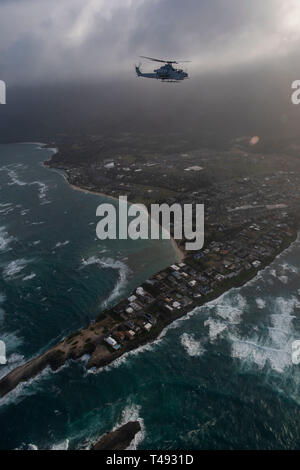 Ein U.S. Marine Corps AH-1Z Viper Kampfhubschrauber mit Marine Light Attack Helicopter Squadron 367 führt eine Memorial flight April 12, 2019 über Oahu, Hawaii. Der Flug wurde zu Ehren des Marine Viper Piloten Kapitän Brannon und Maj. Matthew M. Wiegand, der in einem Abbruch am 30. März getötet wurden. Stockfoto