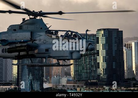 Ein U.S. Marine Corps AH-1Z Viper Kampfhubschrauber mit Marine Light Attack Helicopter Squadron 367 führt eine Memorial flight April 12, 2019 über Oahu, Hawaii. Der Flug wurde zu Ehren des Marine Viper Piloten Kapitän Brannon und Maj. Matthew M. Wiegand, der in einem Abbruch am 30. März getötet wurden. Stockfoto