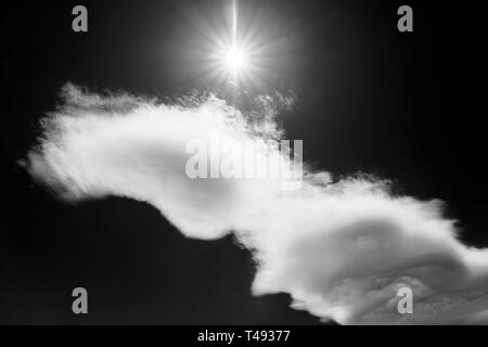 Schwarz & Weiß von Sun Burst- und ungewöhnliche Wolkenformationen gegen klare cobalt blue sky; zentrale Colorado, USA Stockfoto
