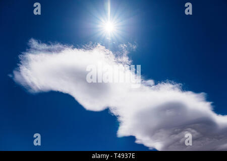 Sun Burst- und ungewöhnliche Wolkenformationen gegen klare cobalt blue sky; zentrale Colorado, USA Stockfoto