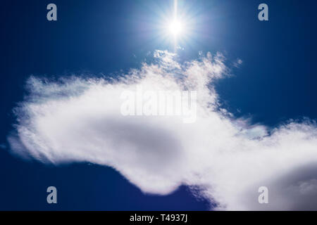 Sun Burst- und ungewöhnliche Wolkenformationen gegen klare cobalt blue sky; zentrale Colorado, USA Stockfoto