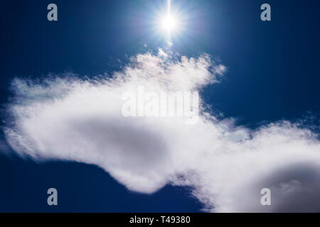 Sun Burst- und ungewöhnliche Wolkenformationen gegen klare cobalt blue sky; zentrale Colorado, USA Stockfoto