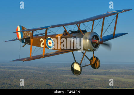 Air Fotoshooting eines Ersten Weltkrieg Sopwith Pup Doppeldecker in die Luft, Serpentine Airfield, Western Australia. Das Flugzeug ist Banking auf die Kamera zu. Stockfoto