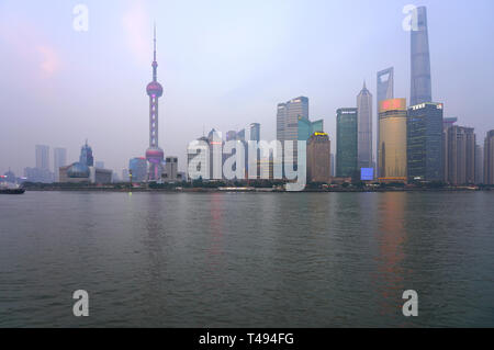 SHANGHAI, China - 4 Mar 2019 - Tag Blick auf die moderne Skyline von Pudong vom Bund in Shanghai, China. Stockfoto