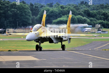 Ein getarnt, Sowjetischen, Suchoi Su-27 "FLANKER" Jet fighter Taxis auf die Kamera zu. Der Dunst aus dem Jet eflux ist sichtbar hinter dem Flugzeug. Stockfoto