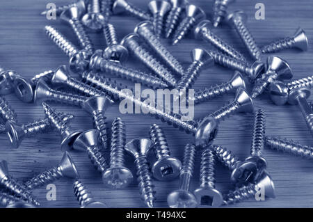 Blau getönten Farbe Metall und Holz Schrauben Stockfoto