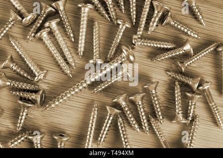 Getönte Farbe Metall und Holz Schrauben Stockfoto