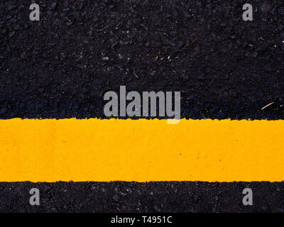 Die enge Fahrbahn, gelbe Linie auf Straße Verkehr Stockfoto