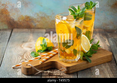 Eistee mit Zitrone und Eis in hohe Gläser. Stockfoto