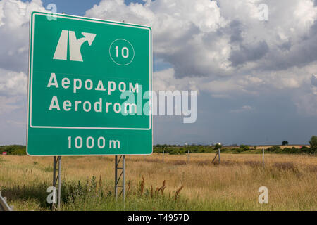 Belgrad, Serbien - Juni 03, 2018: Ausfahrt Flughafen Richtung Schild an der Autobahn in der Nähe von Belgrad, Serbien. Stockfoto