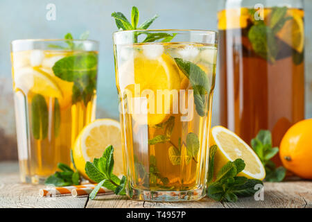 Eistee mit Zitrone und Eis in hohe Gläser. Stockfoto
