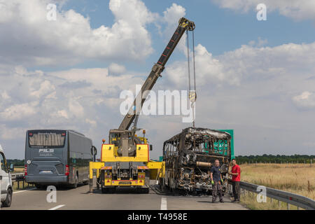 Belgrad, Serbien - Juni 03, 2018: Gebrannte Trainer Bus Unterstützung bei der Wiederherstellung an der Landstraße in der Nähe von Belgrad, Serbien. Stockfoto