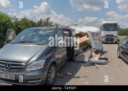 Jagodina, Serbien - 14. Juli 2018: Mini Van mit Camper Trailer Verkehrsunfall auf der Autobahn in der Nähe von Jagodina, Serbien. Stockfoto