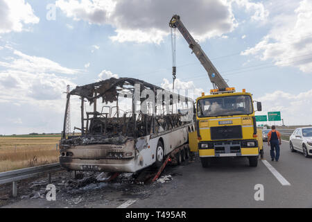 Belgrad, Serbien - Juni 03, 2018: Gebrannte Trainer Bus Unterstützung bei der Wiederherstellung an der Landstraße in der Nähe von Belgrad, Serbien. Stockfoto