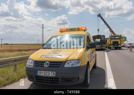 Belgrad, Serbien - Juni 03, 2018: Pannenhilfe Fahrzeug an der Unfallstelle in der Nähe von Belgrad, Serbien. Stockfoto