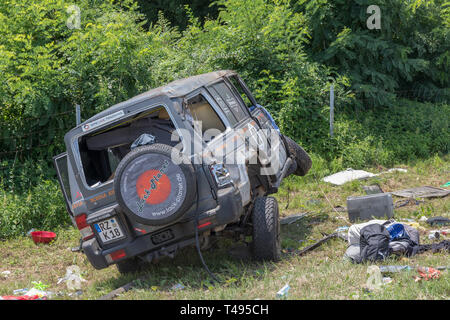 Jagodina, Serbien - 14. Juli 2018: Beschädigte Suv Verkehrsunfall auf der Autobahn in der Nähe von Jagodina, Serbien. Stockfoto