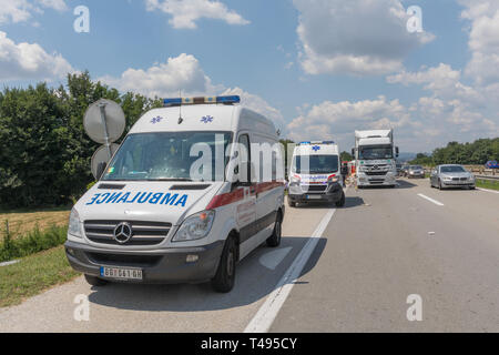 Jagodina, Serbien - Juli 14, 2018: Zwei Rettungswagen Einsatzfahrzeuge an Landstraße Verkehrsunfall bei Jagodina, Serbien. Stockfoto