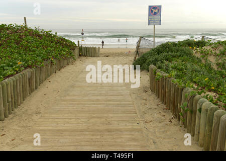 Durban, KwaZulu-Natal, Südafrika, Holzsteg führt zu öffentlichen Strand, Bucht von viel, Golden Mile, Landschaft, Stadt Stockfoto