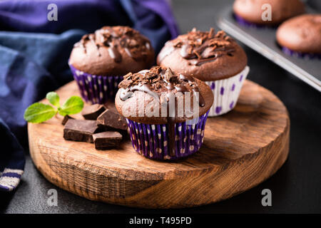 Chocolate Muffins auf Holz serviert. Hausgemachte Schokolade Kuchen Stockfoto