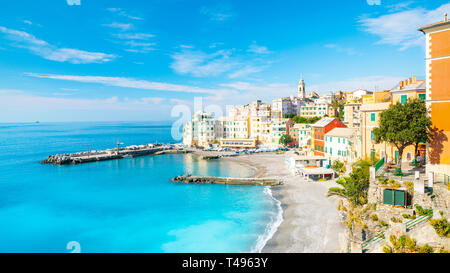 Anzeigen von Bogliasco. Bogliasco ist ein altes Fischerdorf in Italien, Genua, Ligurien. Mittelmeer, Sandstrand und die Architektur von Bogliasco Stadt. Stockfoto