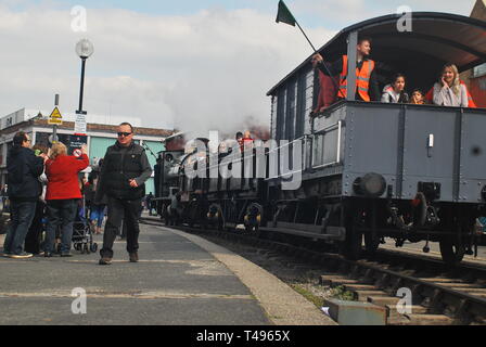 Dampfzug auf dem Bristol Hafenbahn im Frühjahr Stockfoto