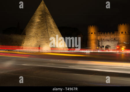 In Rom Pyramide Stockfoto