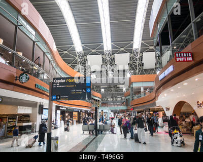 ISTANBUL, Türkei - 23. MAI 2016: Nicht identifizierte Personen in Abflughalle von Sabiha Gökcen International Airport (Säge) in Istanbul, Türkei. Mehr als 32 Stockfoto